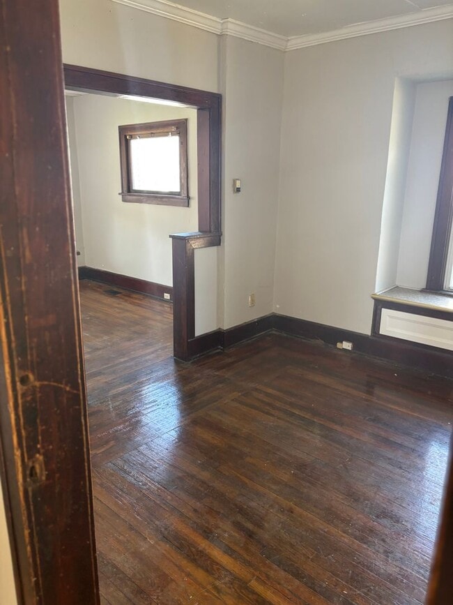 Building Photo - Section 8 Accepted! 5 BR 2 BA