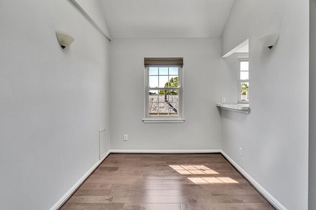 Building Photo - 2 Bedroom with Loft in Old Town North