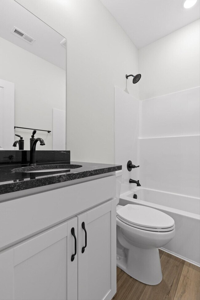 Building Photo - 715 Bespoke