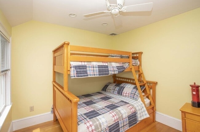 Building Photo - 63 Glades Rd