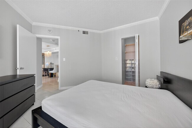 Building Photo - 20185 E Country Club Dr