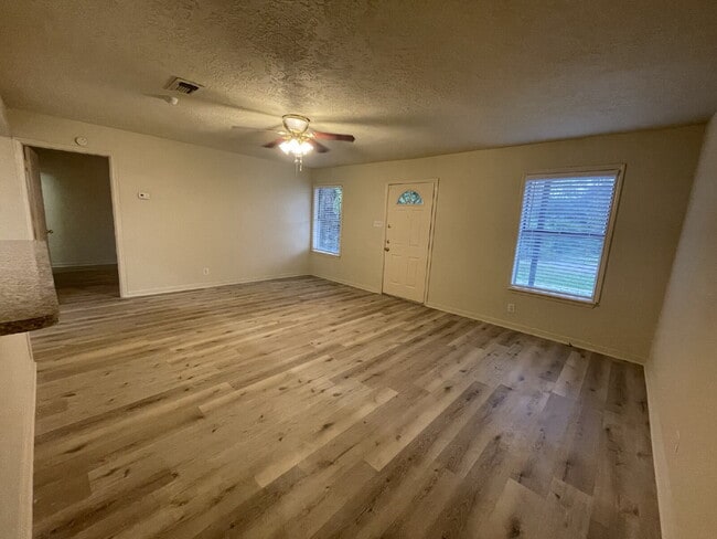 Building Photo - This charming house on a .25 acre lot close to Downtown/Historic Montgomery is a single story 3 b...