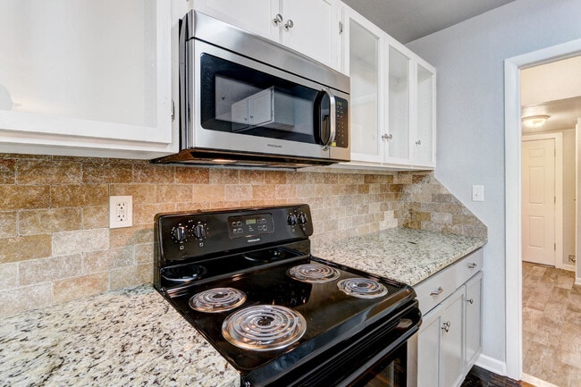 Building Photo - Remodeled Retreat w/ Covered Patio, Front ...