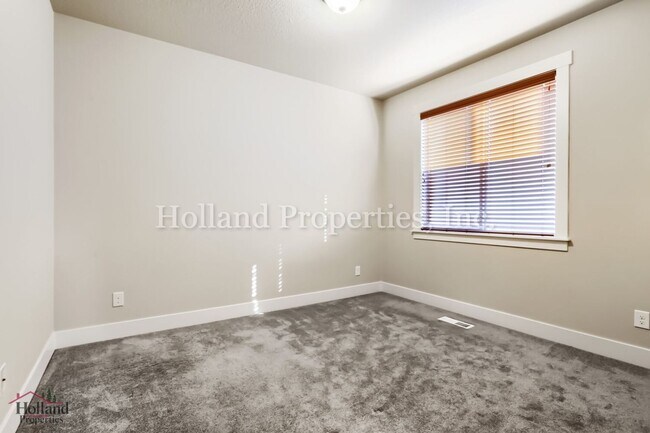 Building Photo - 17435 SW Forest Hollow St