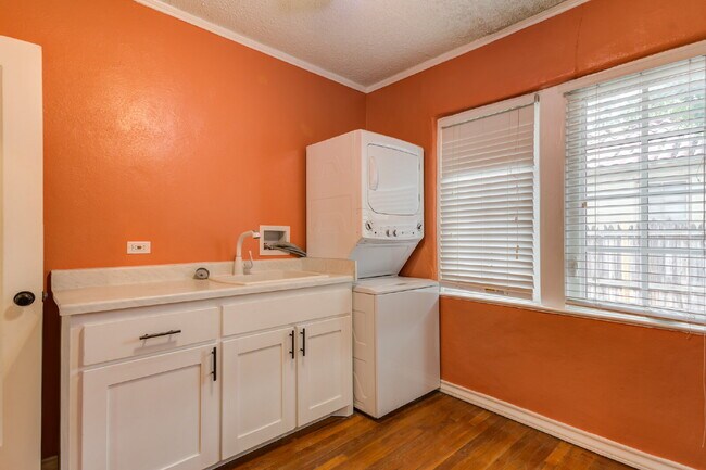 Building Photo - Charming Tuscany Villa block away from TTU