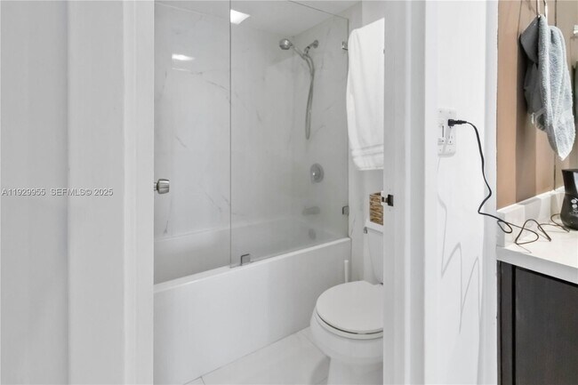 Building Photo - 100 Bayview Dr