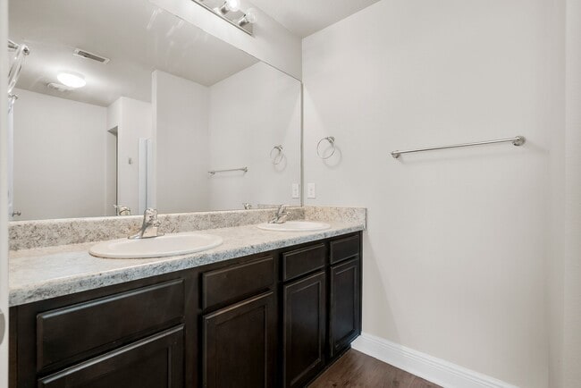 Building Photo - 5980 Callaway Cir