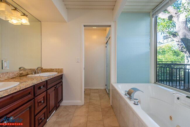 Building Photo - Stunning & Spacious Home | Panoramic Views