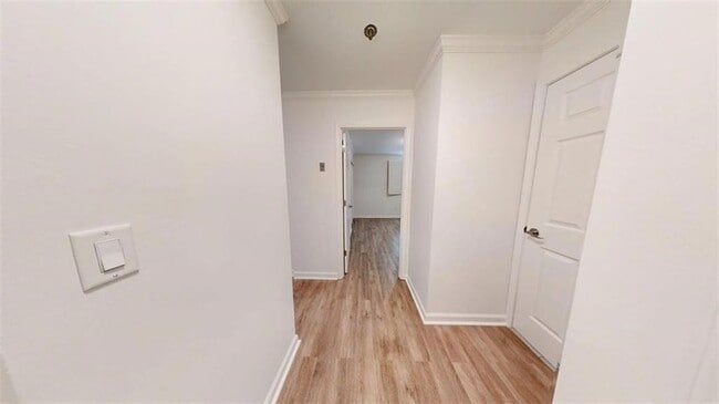 Building Photo - 300 Johnson Ferry Rd