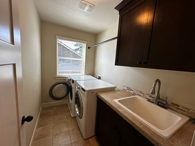Building Photo - Beautiful 4-Bedroom Home in the Hills of W...