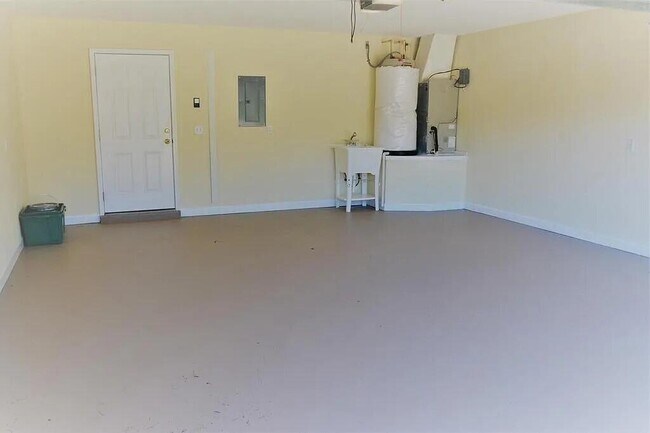 Building Photo - 823 Sugar Plum Ln