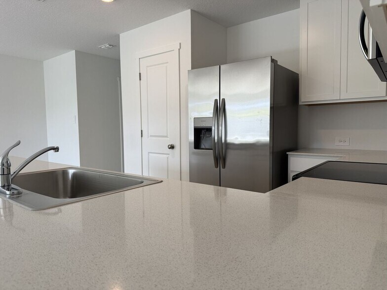 Building Photo - 830 Lynx St