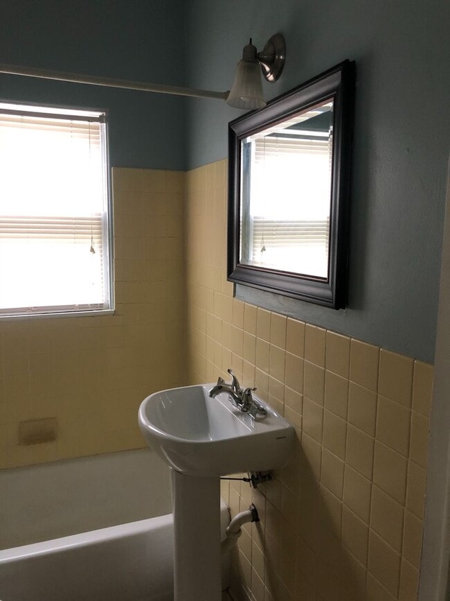 Building Photo - Cute 2 bedroom house next to park!