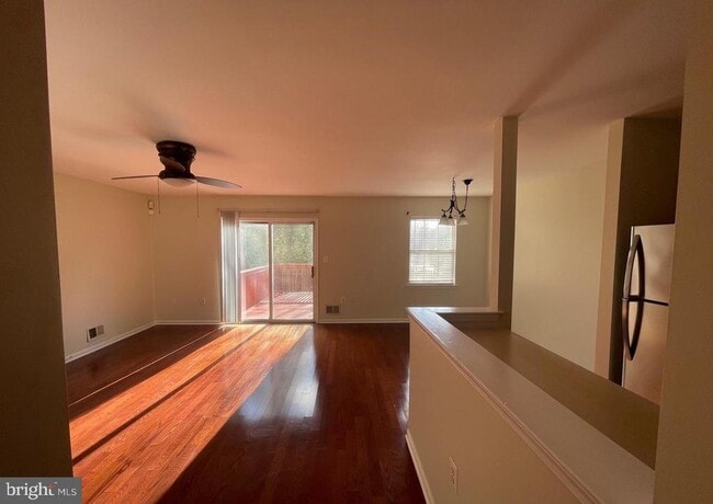 Building Photo - 127 Tulip Ln