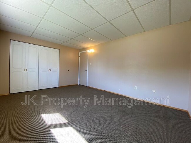 Building Photo - 1401-142B 2b St S