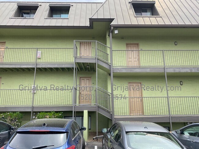 Building Photo - AVAILABLE JUNE - Furnished 2 Bedroom Condo with Community Pool Close to the UofA! (Speedway/Euclid)