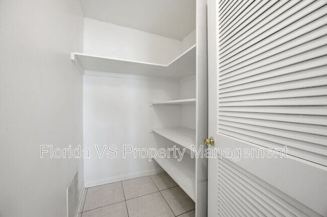 Building Photo - 925 W Oak Ridge Rd