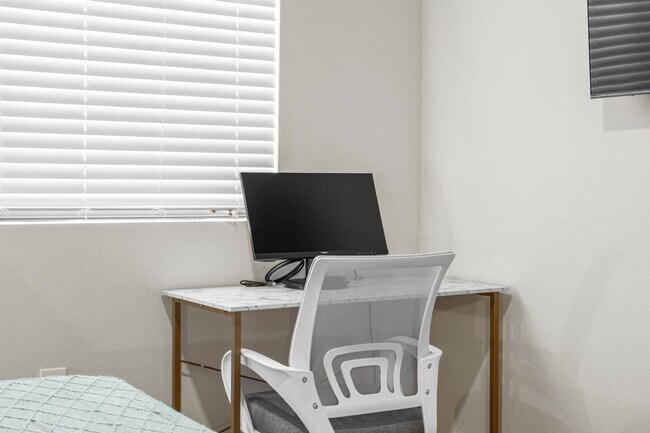 Building Photo - 711 W Broadway Rd