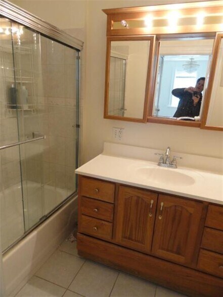 Building Photo - 8 Lincoln St