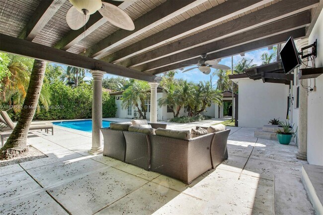 Building Photo - 1161 Sunset Dr