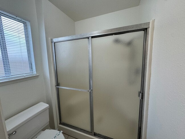 Building Photo - Spacious three bedroom home!