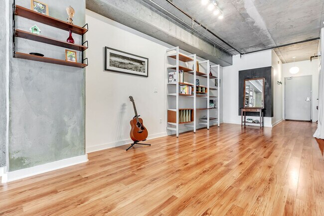 Building Photo - 645 W 9th St