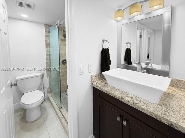 Building Photo - 3301 N Country Club Dr
