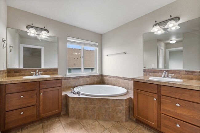 Building Photo - Lipoma Firs 5 bedroom with full bath on main.