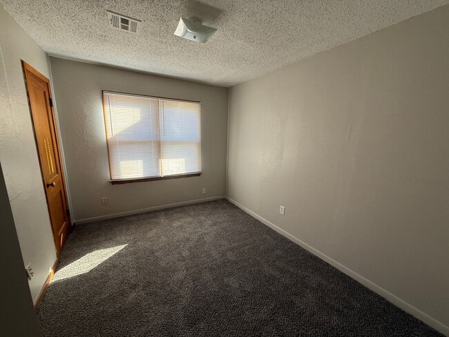 Building Photo - 3 bed 1 bath 2 car, indoor laundry and new...