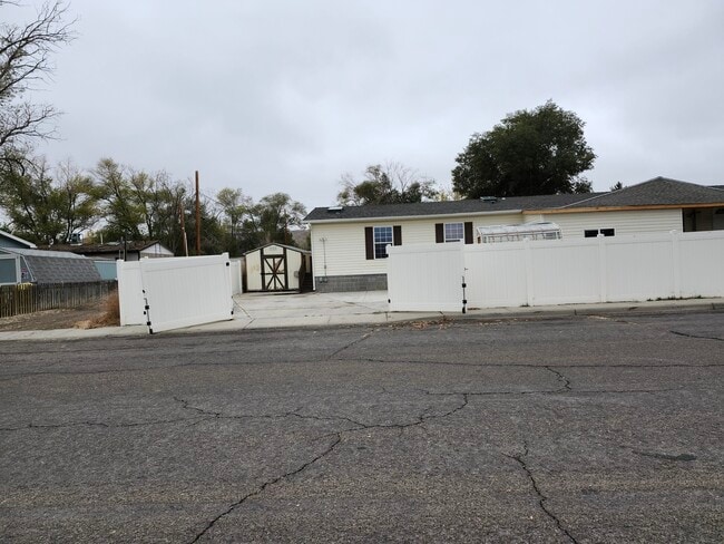 Building Photo - 680 Schultz St
