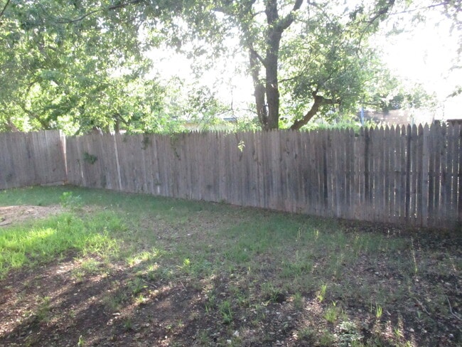 Building Photo - Cozy 3 Bed 2 Bath Duplex Located In Cul-De-Sac