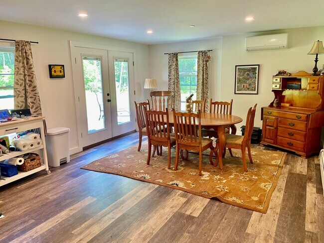 Building Photo - New 3 bed, 3 bath house with in law apt on...