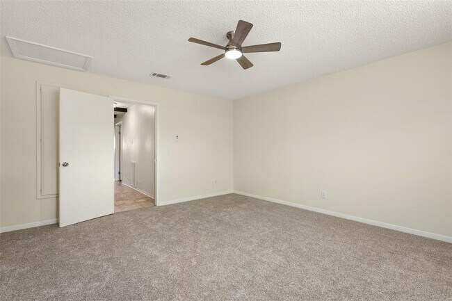 Building Photo - 831 Silverpines Rd