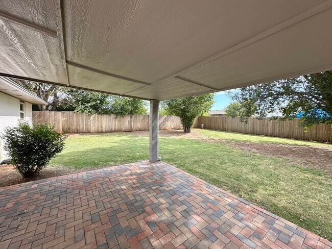 Building Photo - 6130 SW Oakcliff Ave