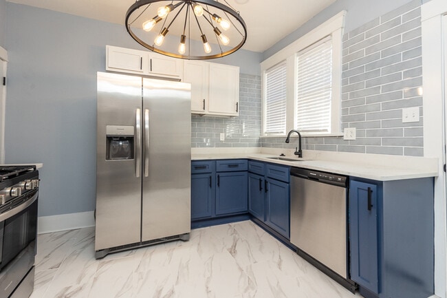 Building Photo - 3BR SFR with Washer/Dryer In Unit & Fenced Backyard in Midtown