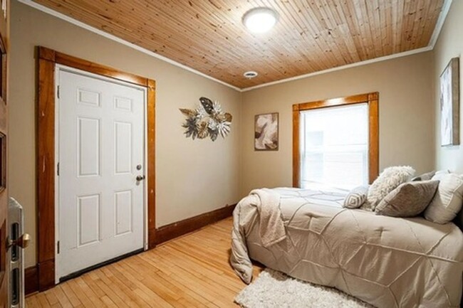 Building Photo - Amazing 5-Bedroom, 2.5 Bathroom Updated Ho...