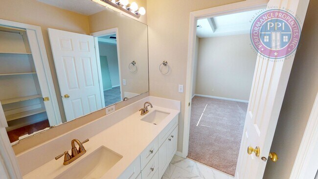 Building Photo - Bethany - Desirable Kaiser Woods / Beautif...