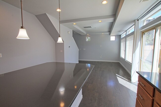 Building Photo - 5 bed 3.5 bath home in the Meadows