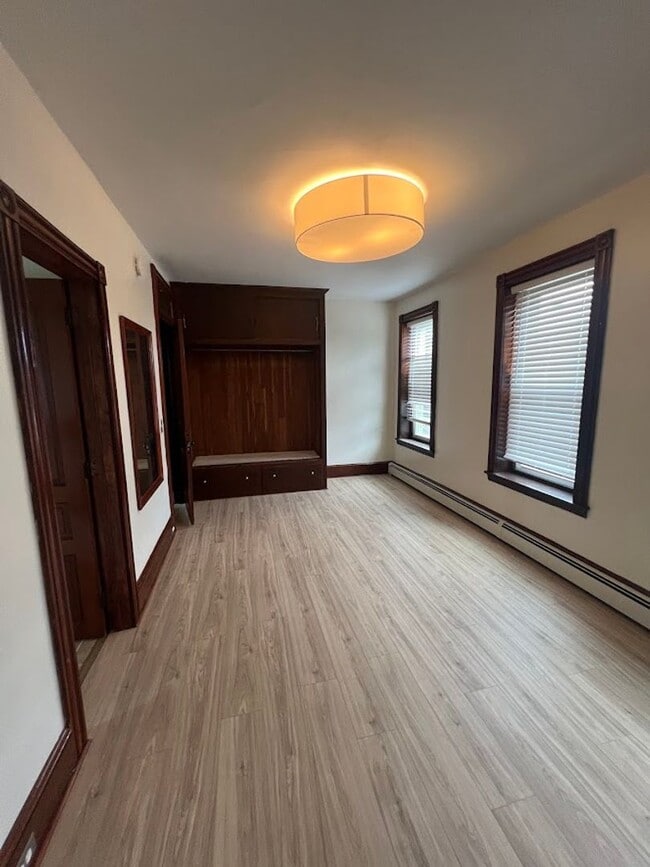 Building Photo - 5 Bed 2.5 Bath Single-Family Home