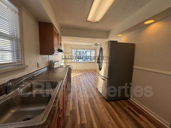 Building Photo - 1008 E Fischer St