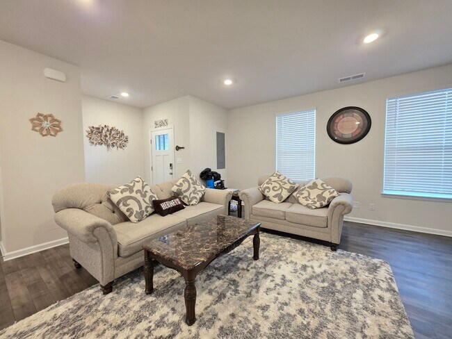 Building Photo - 407 Stream Valley Ct