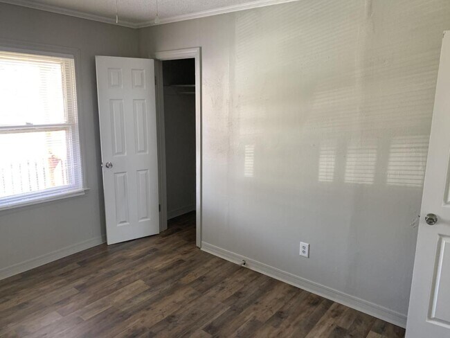 Building Photo - 204 E Fairchild Dr