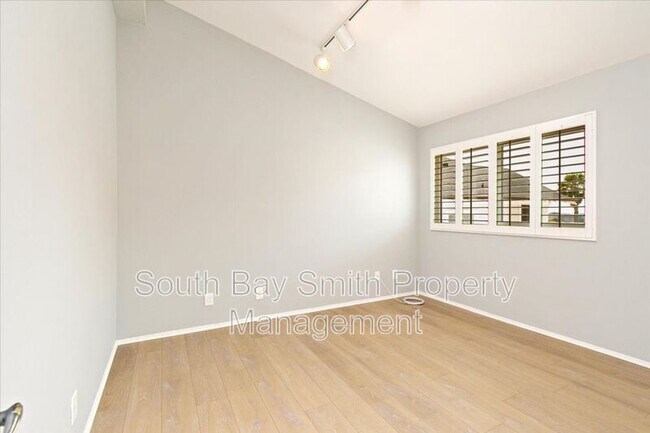 Building Photo - 122 S Guadalupe Ave