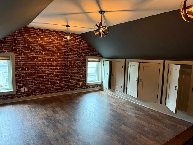Building Photo - Beautifully updated THREE BEDROOM - Southe...