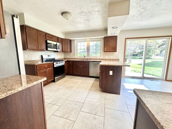 Building Photo - Desirable Mequon Home in Heart of Ville du...