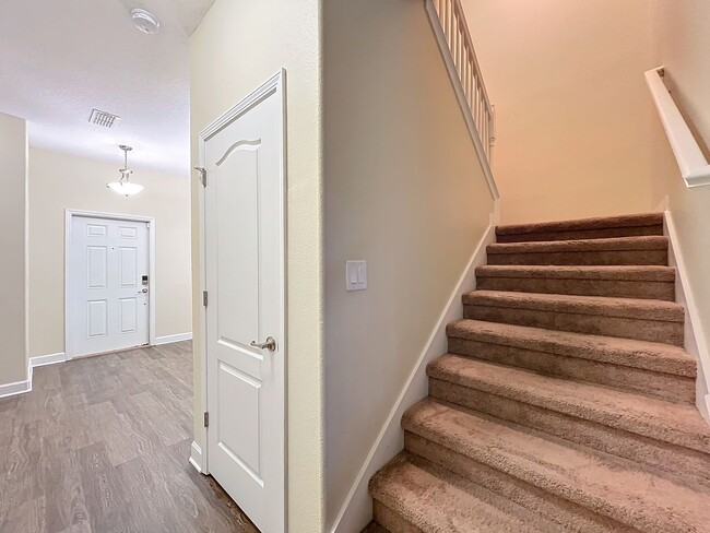 Building Photo - 6 BEDROOM 3 BATHROOM TWO STORY HOME ON IND...
