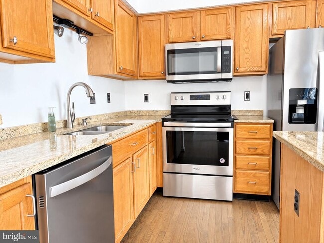 Building Photo - 8720 Thornbrook Dr