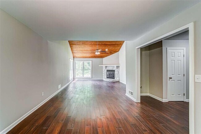 Building Photo - 2218 Woodfern Dr