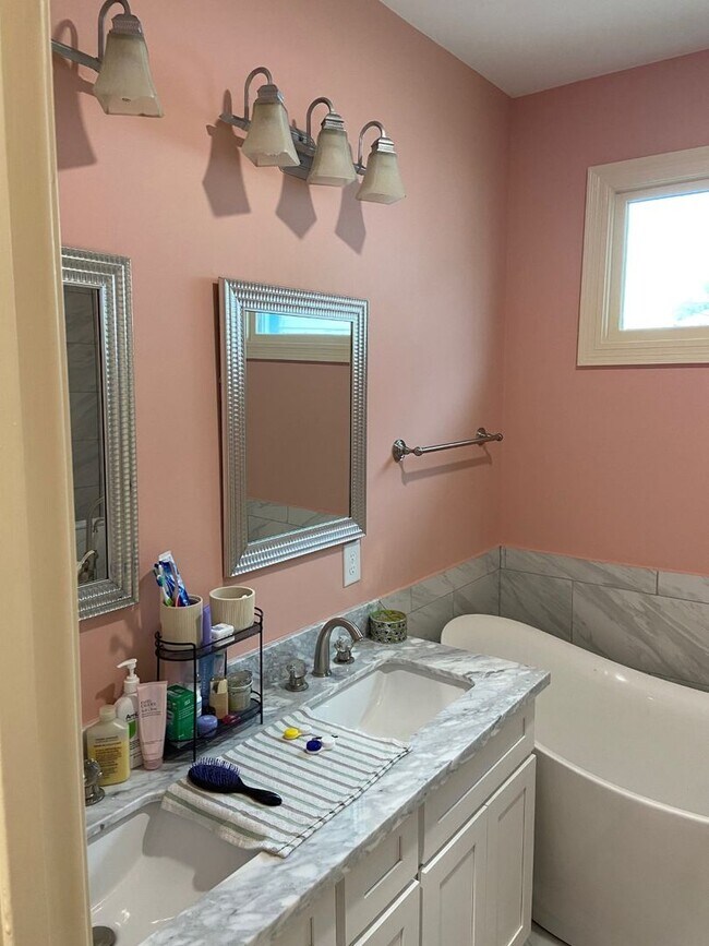 Building Photo - 3109 Broadway St