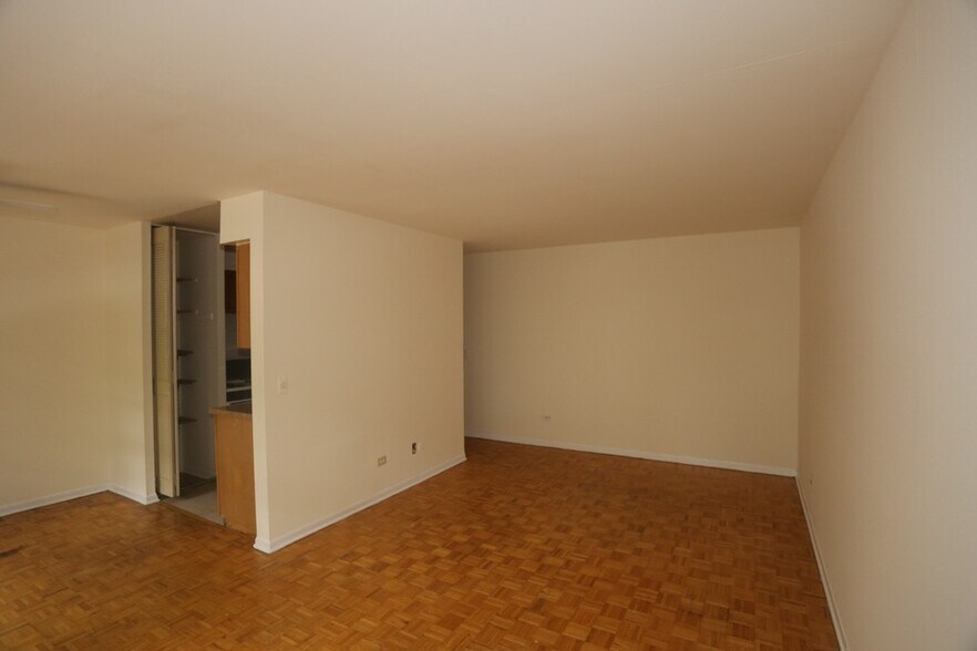 Building Photo - 513 W Briar Pl